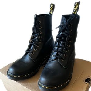 Dr. Martens smooth black leather clemency boot womens 9